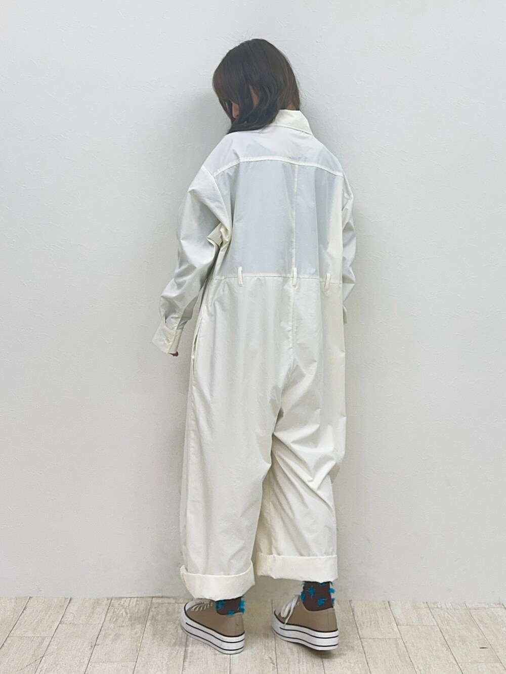 ホワイト系のつなぎ/オールインワン、ブラウン系のソックス/靴下を着用したレディースの冬コーディネートの2枚目の写真