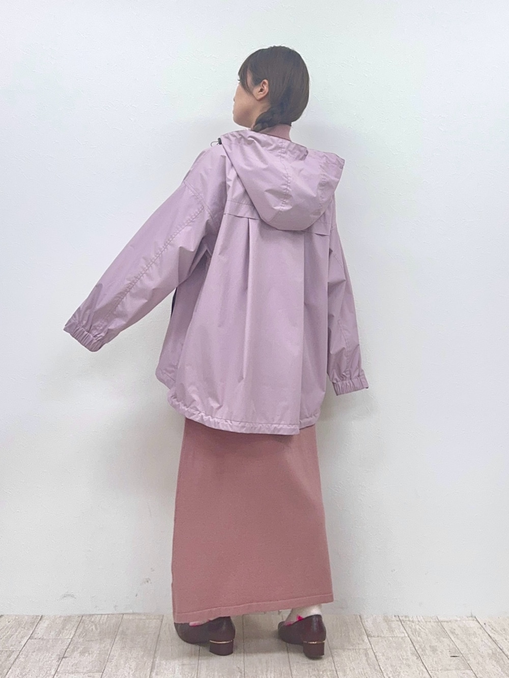 ピンク系のワンピース、ピンク系のマウンテンパーカー、ホワイト系のソックス/靴下を着用したレディースの冬コーディネートの3枚目の写真