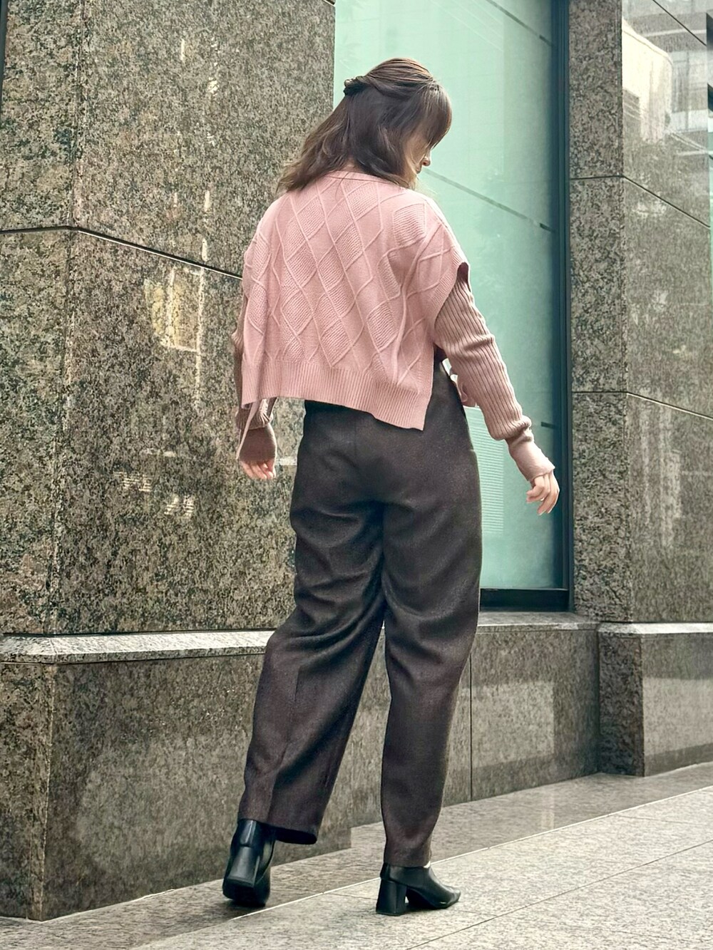 ブラウン系のその他パンツ、ピンク系のワンピース、ブラウン系のニット/セーターを着用したレディースの冬コーディネートの2枚目の写真