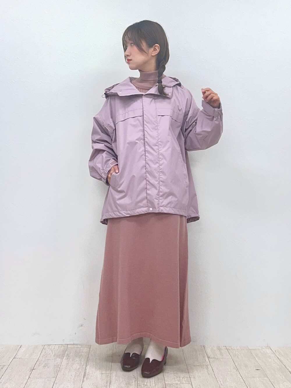 ピンク系のワンピース、ピンク系のマウンテンパーカー、ホワイト系のソックス/靴下を着用したレディースの冬コーディネートの2枚目の写真