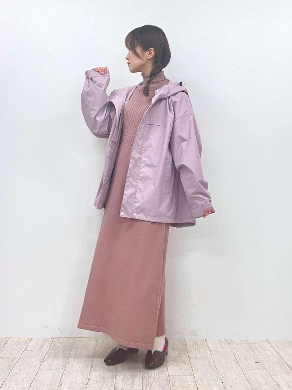 ピンク系のマウンテンパーカー、ピンク系のワンピース、ホワイト系のソックス/靴下を着用したレディースの冬コーディネートの2枚目の写真