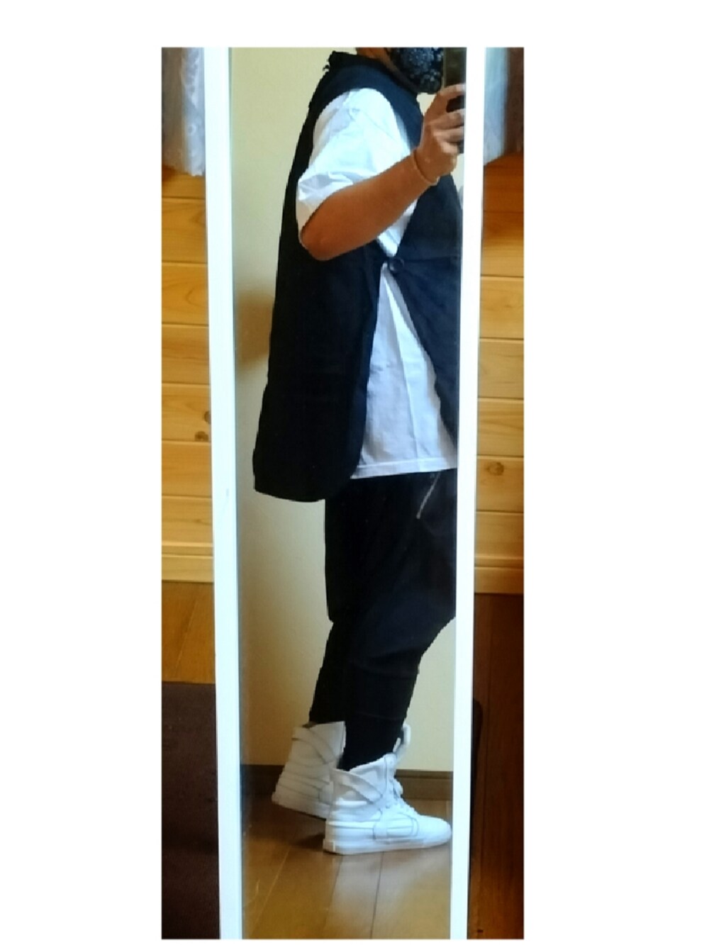 ホワイト系のスニーカー、ブラック系のその他パンツ、ブラック系のベストを着用したメンズの夏コーディネートの3枚目の写真