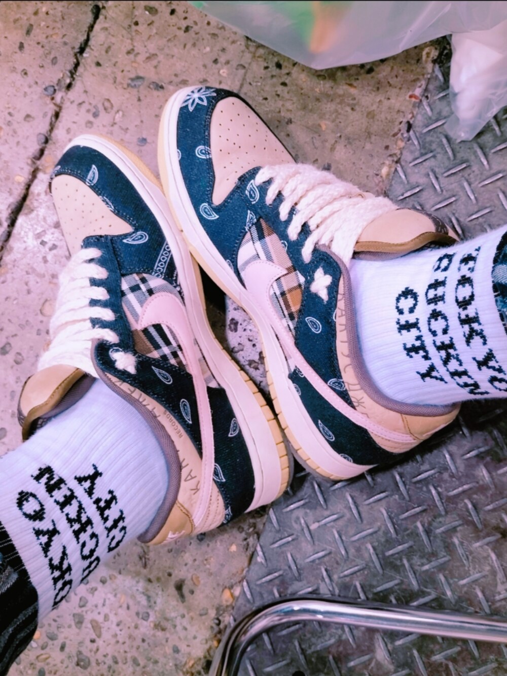 ブラック系のスニーカー、ブルー系のデニムパンツ、ブラック系のTシャツ/カットソーを着用したメンズの夏コーディネートの3枚目の写真