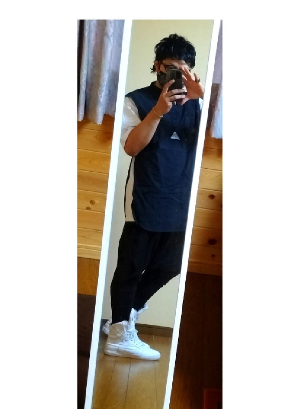 ホワイト系のスニーカー、ブラック系のその他パンツ、ブラック系のベストを着用したメンズの夏コーディネートの2枚目の写真