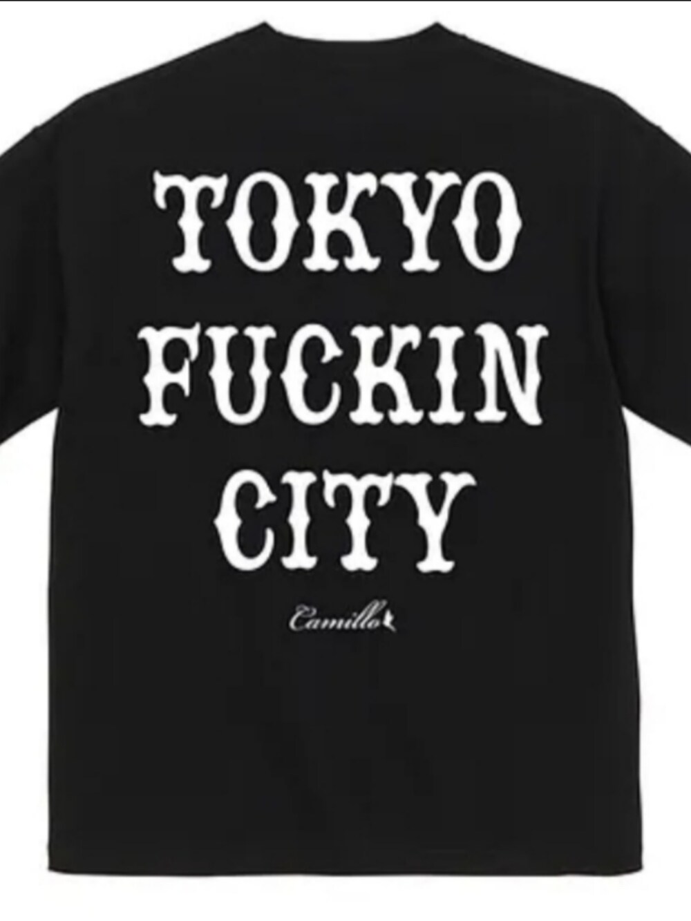 ブラック系のスニーカー、ブルー系のデニムパンツ、ブラック系のTシャツ/カットソーを着用したメンズの夏コーディネートの2枚目の写真