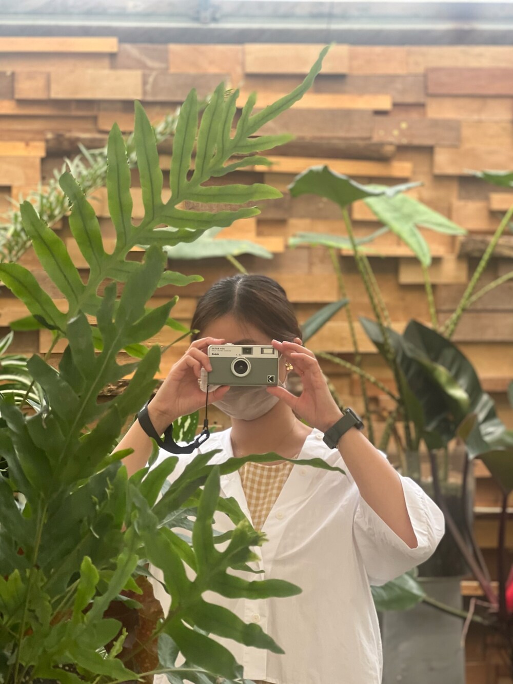 ブラック系のサンダル、ホワイト系のシャツ/ブラウスを着用したレディースの夏コーディネートの2枚目の写真