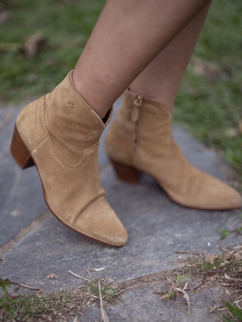 ブラウン系のムートンコート、ベージュ系のブーツを着用したレディースの冬コーディネートの5枚目の写真