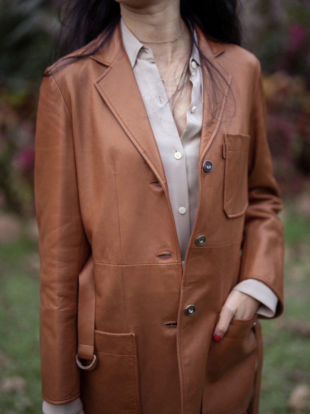 ブラウン系のムートンコート、ベージュ系のブーツを着用したレディースの冬コーディネートの3枚目の写真