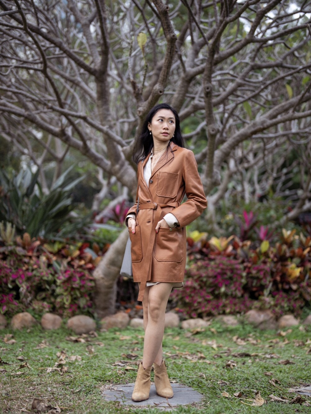 ブラウン系のムートンコート、ベージュ系のブーツを着用したレディースの冬コーディネートの2枚目の写真