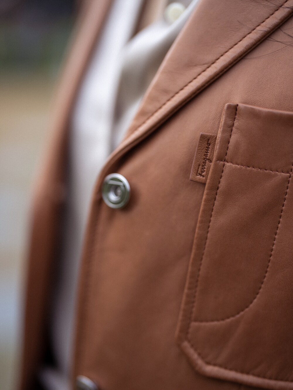 ブラウン系のムートンコート、ベージュ系のブーツを着用したレディースの冬コーディネートの4枚目の写真