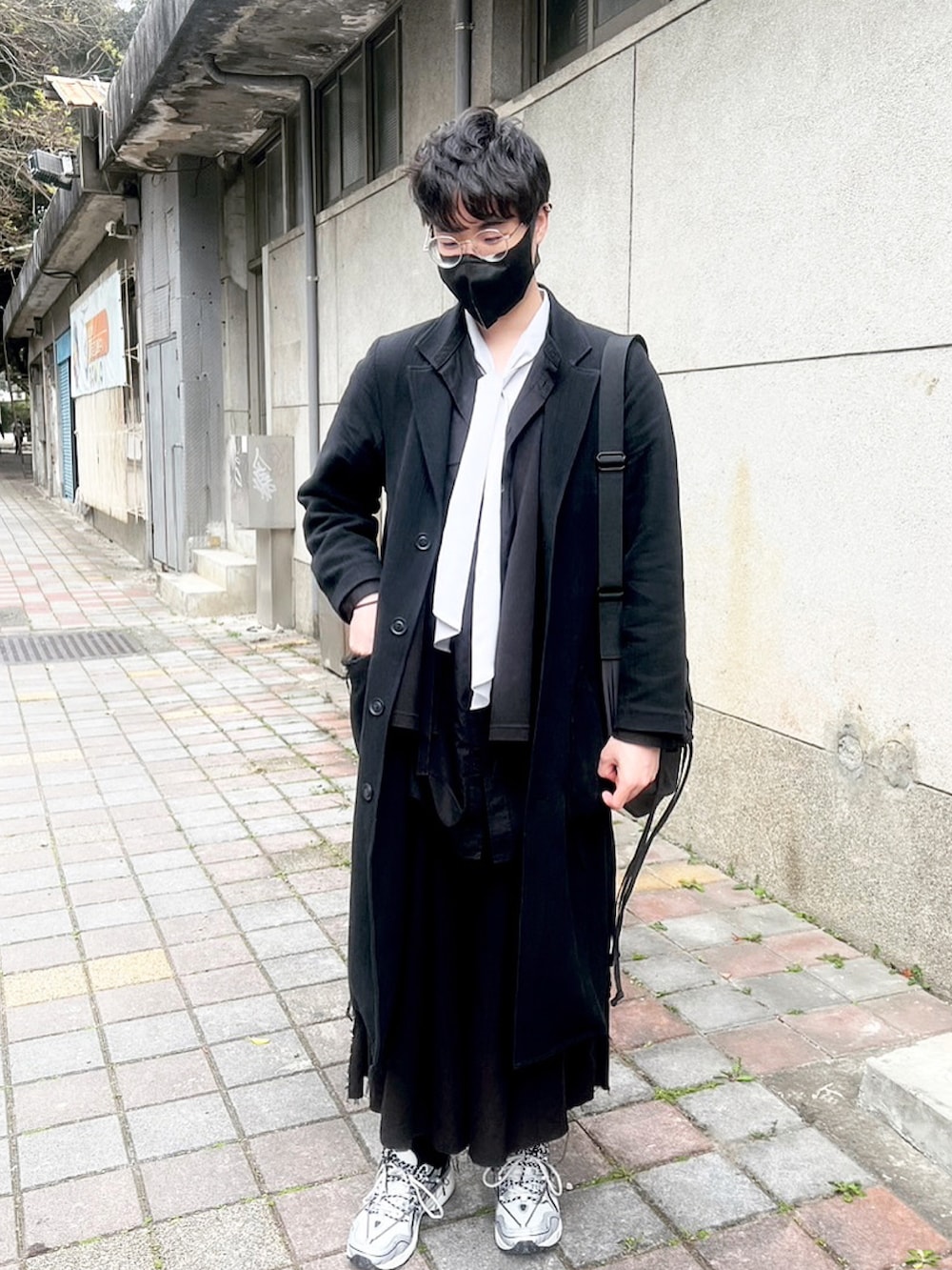 シルバー系のスニーカー、ブラック系のその他パンツ、ブラック系のピーコートを着用したメンズの冬コーディネートの2枚目の写真