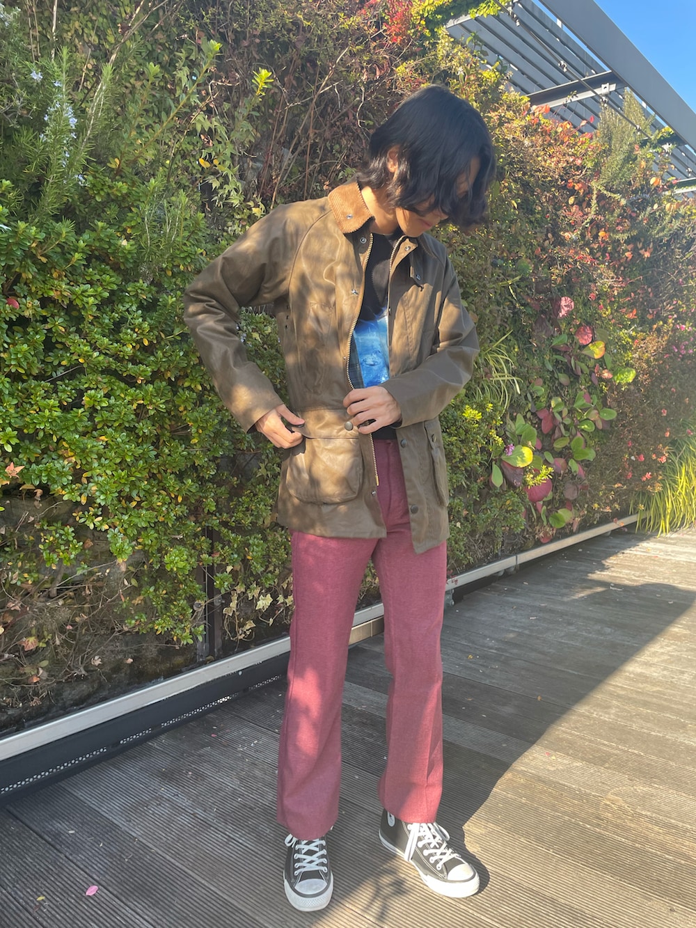 ブラウン系のブルゾンを着用したメンズの冬コーディネートの5枚目の写真