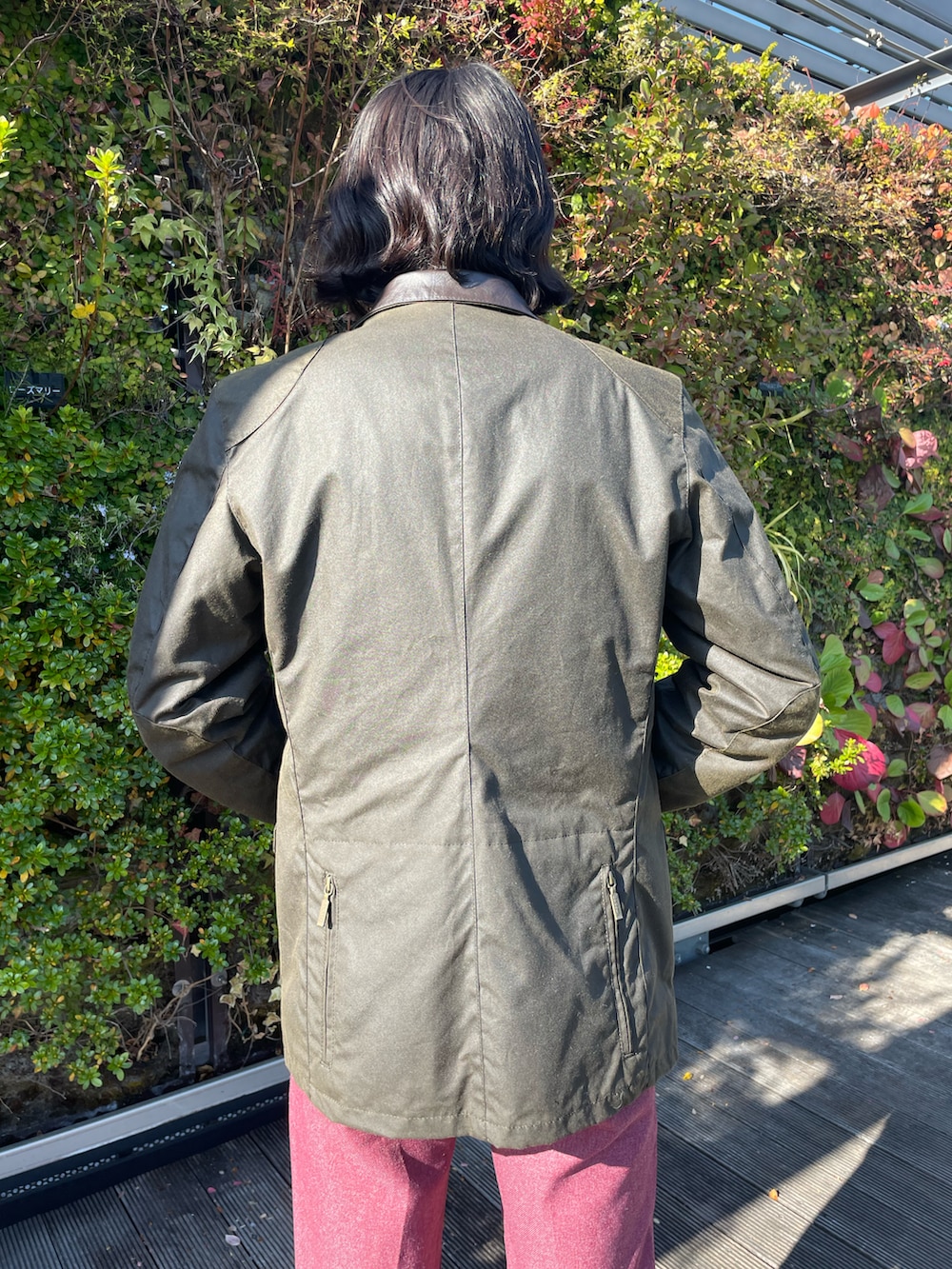 グリーン系のテーラードジャケットを着用したメンズの冬コーディネートの4枚目の写真