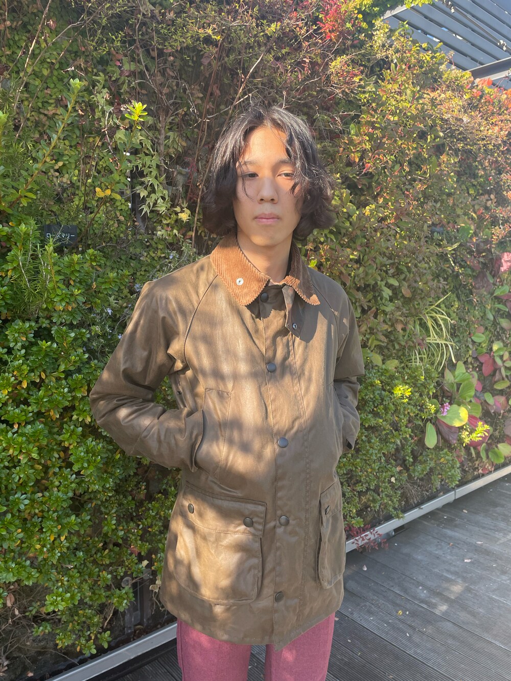 ブラウン系のブルゾンを着用したメンズの冬コーディネートの4枚目の写真