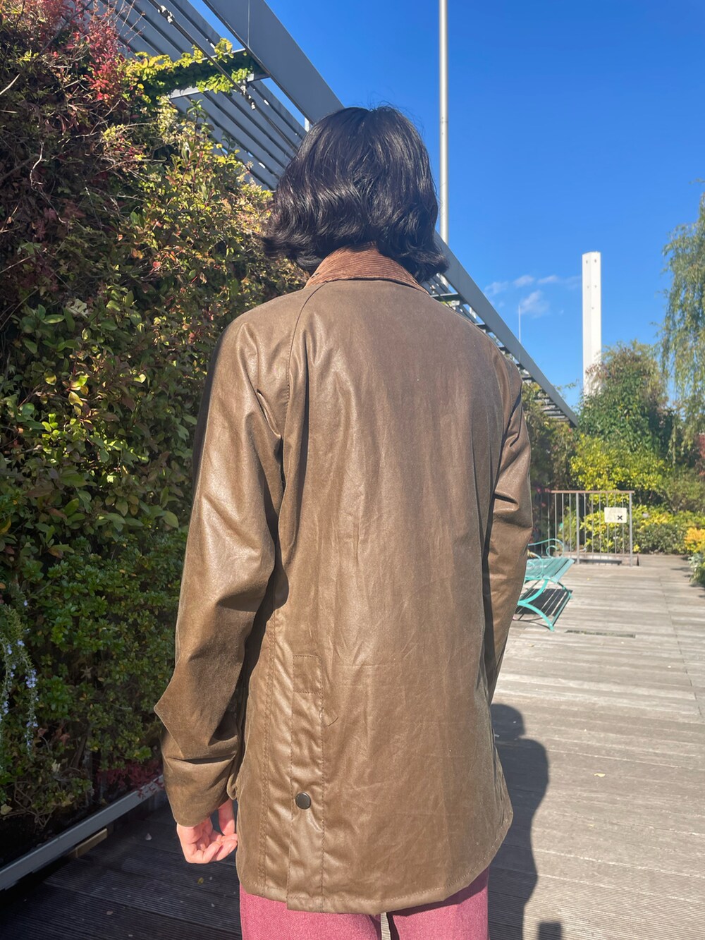 ブラウン系のブルゾンを着用したメンズの冬コーディネートの2枚目の写真