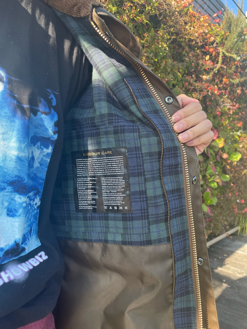 ブラウン系のブルゾンを着用したメンズの冬コーディネートの3枚目の写真