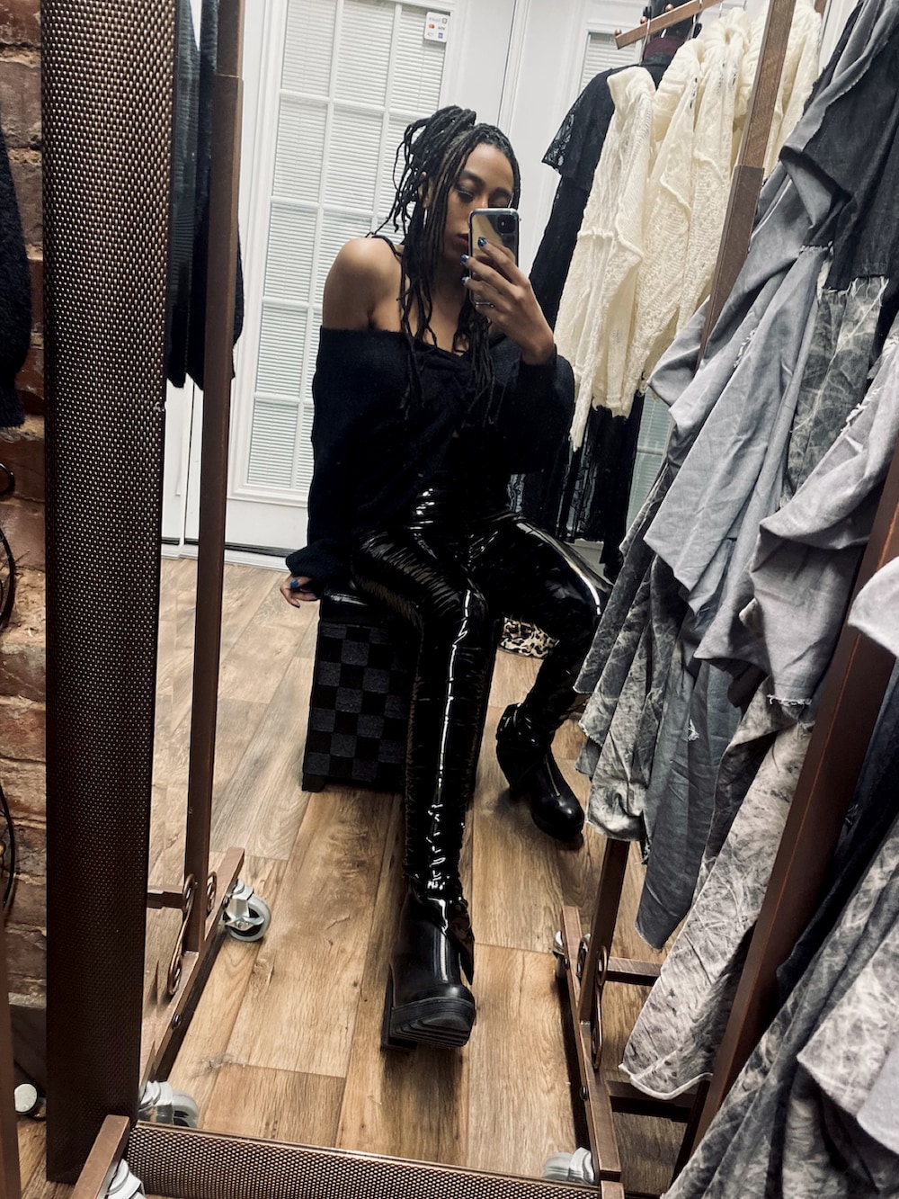 ブラック系のニット/セーター、ブラック系のその他パンツを着用したレディースの冬コーディネートの2枚目の写真