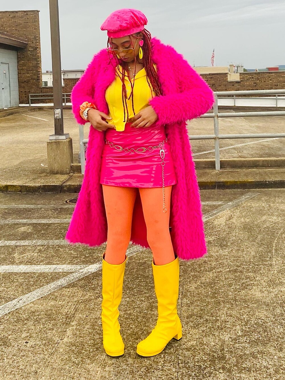 ピンク系のスカートを着用したレディースの冬コーディネートの3枚目の写真