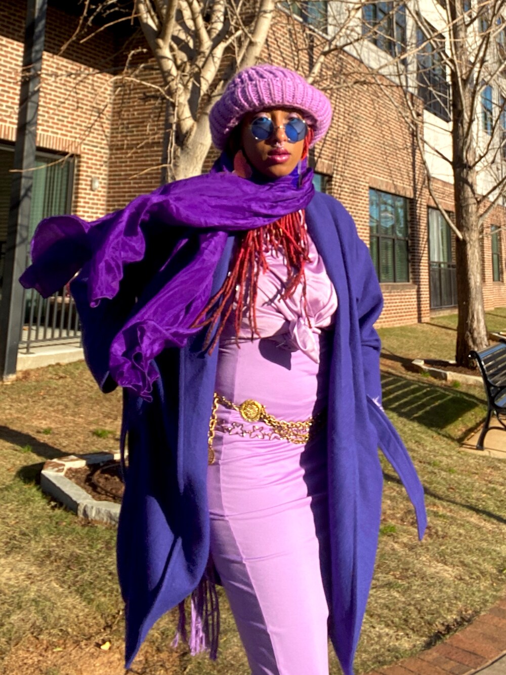 パープル系のハットを着用したレディースの冬コーディネートの2枚目の写真