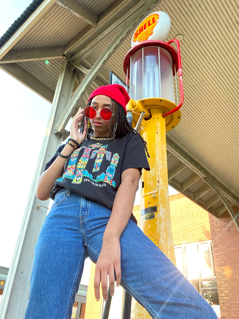 ブルー系のデニムパンツ、その他のスニーカーを着用したレディースの冬コーディネートの4枚目の写真