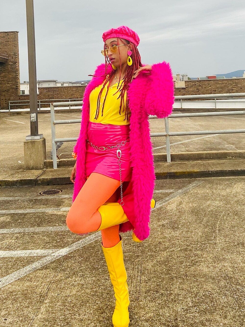 ピンク系のスカートを着用したレディースの冬コーディネートの2枚目の写真