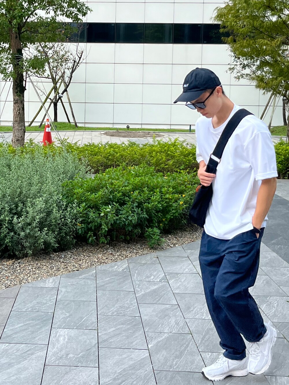 ホワイト系のシューズ、その他のパンツ、ホワイト系のトップスを着用したメンズの秋コーディネートの2枚目の写真