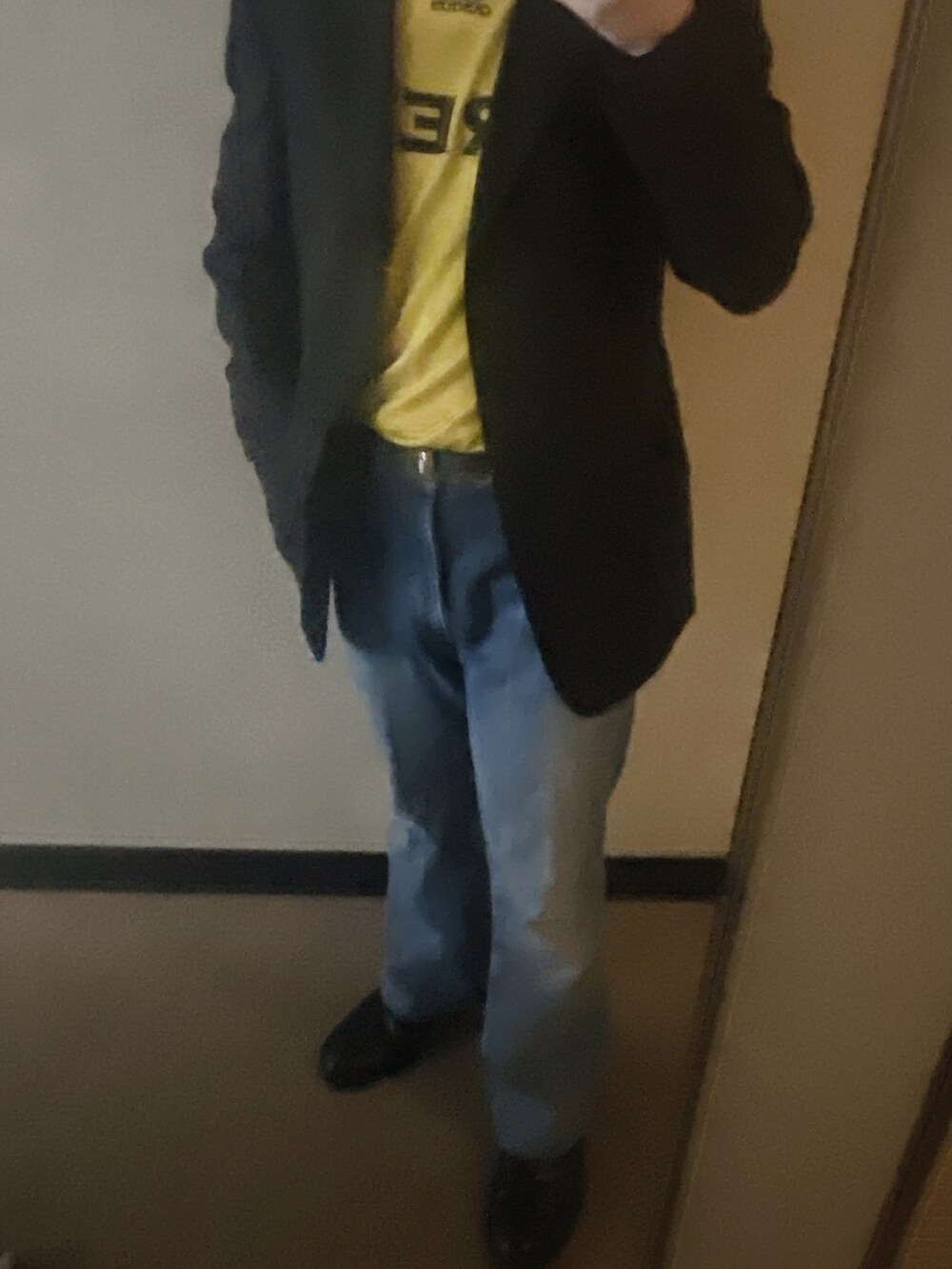 イエロー系のTシャツ/カットソー、ブルー系のデニムパンツ、ブルー系のテーラードジャケットを着用したメンズの春コーディネートの2枚目の写真