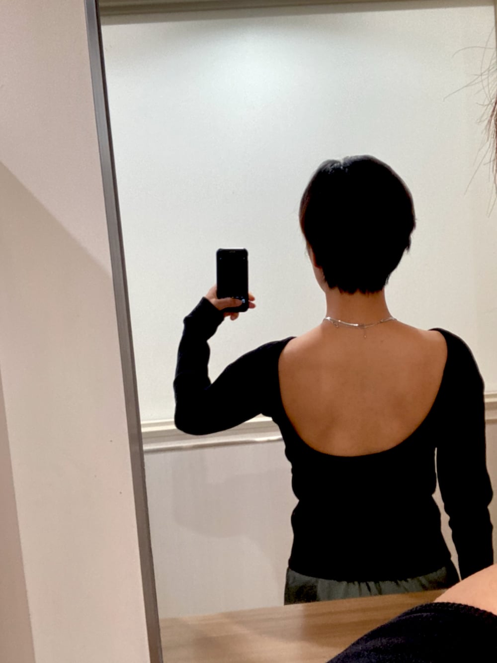 「大人カジュアル、秋コーデ、お出かけコーデ、モノトーン、ブーツ、カーゴパンツ、モード系、パンツスタイル、シンプルコーデ、モード系女子、ショートカット、おしゃれさんと繋がりたい、休日コーデ、ミニバッグ、ootd」｜「DIANAのアイテム（ブーツ、ブラック系）」を使った、mana070816さん（レディース・167cm）の秋コーディネートの2枚目の写真