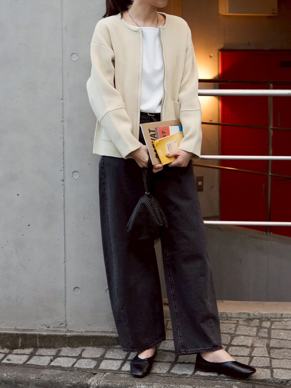 ホワイト系のカーディガン/ボレロ、ブラック系のデニムパンツ、ホワイト系のTシャツ/カットソーを着用したレディースの秋コーディネートの2枚目の写真