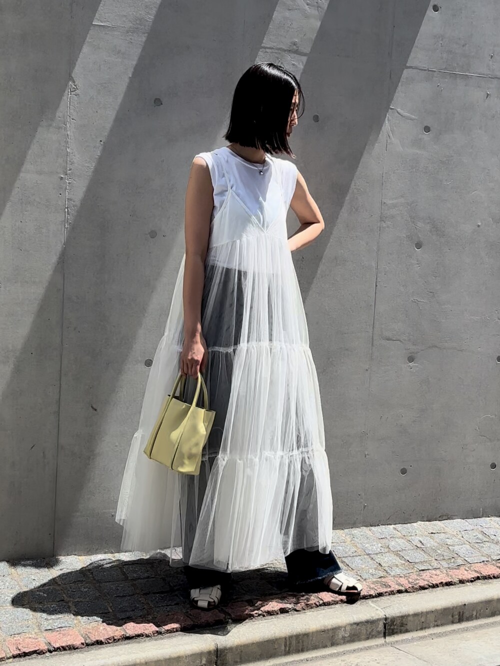 ホワイト系のワンピースを着用したレディースの秋コーディネートの3枚目の写真