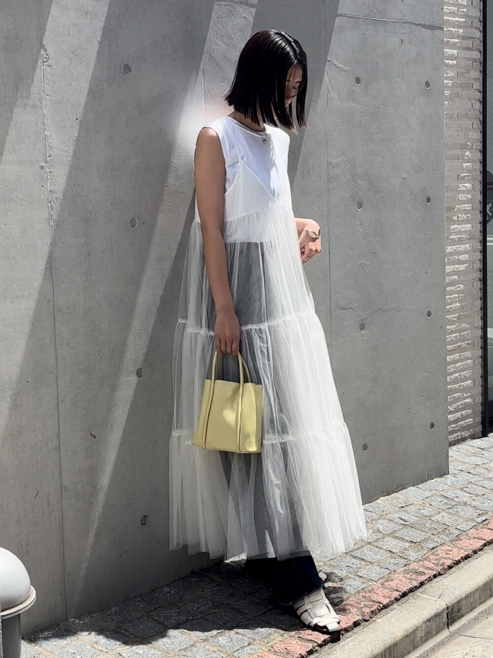 ホワイト系のワンピースを着用したレディースの秋コーディネートの2枚目の写真