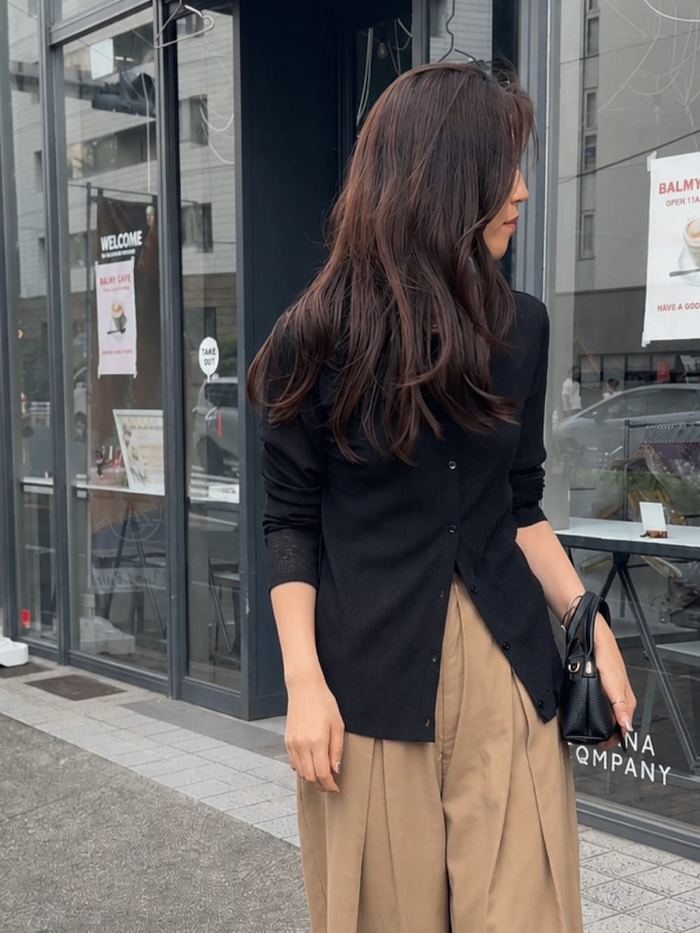 ブラック系のTシャツ/カットソーを着用したレディースの夏コーディネートの2枚目の写真