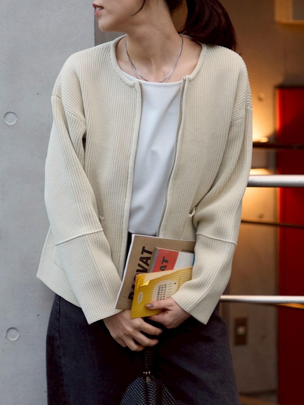 ホワイト系のカーディガン/ボレロ、ブラック系のデニムパンツ、ホワイト系のTシャツ/カットソーを着用したレディースの秋コーディネートの3枚目の写真