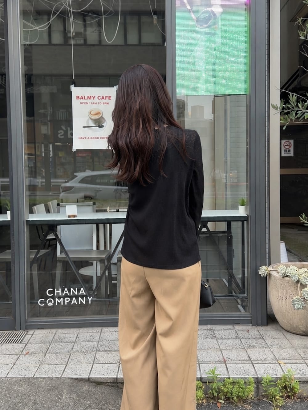 ブラック系のTシャツ/カットソーを着用したレディースの夏コーディネートの3枚目の写真