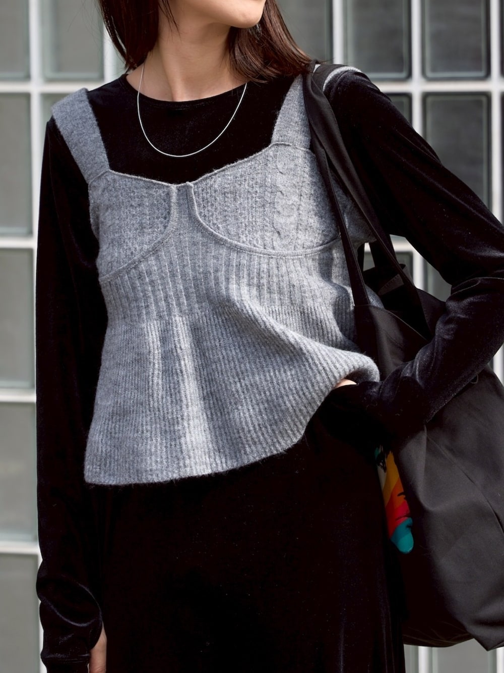 グレー系のその他トップス、ブラック系のワンピース、ホワイト系のスニーカーを着用したレディースの秋コーディネートの4枚目の写真