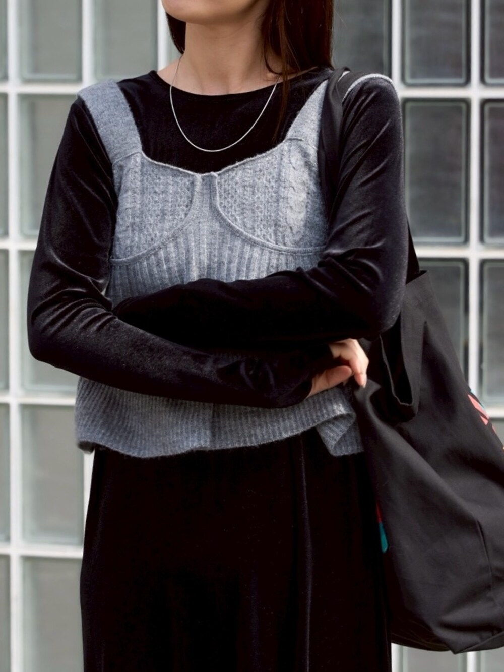 グレー系のその他トップス、ブラック系のワンピース、ホワイト系のスニーカーを着用したレディースの秋コーディネートの3枚目の写真