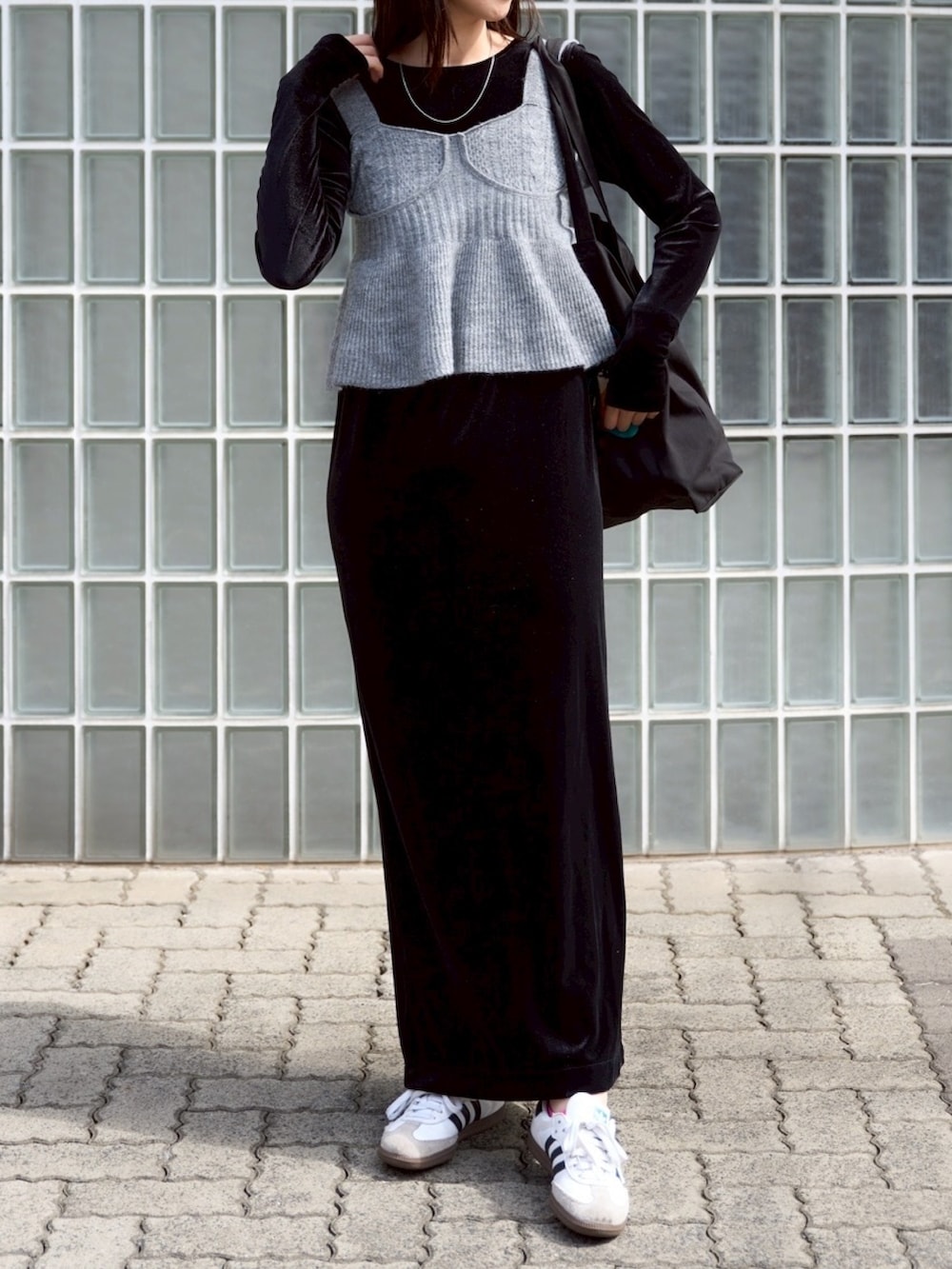 グレー系のその他トップス、ブラック系のワンピース、ホワイト系のスニーカーを着用したレディースの秋コーディネートの2枚目の写真