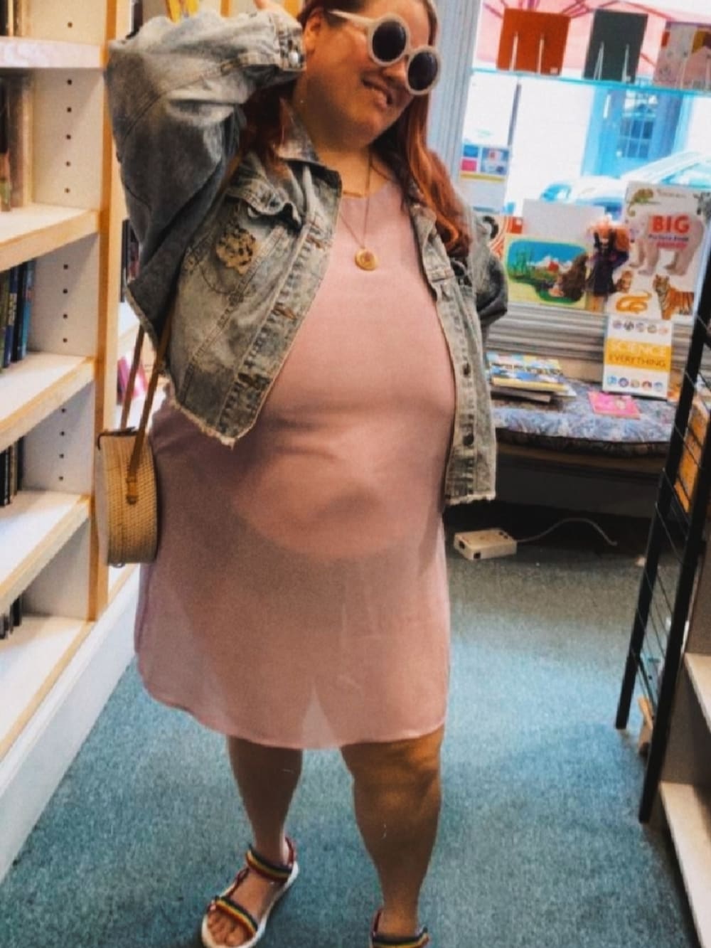 ブルー系のデニムジャケット、パープル系のその他トップス、その他のサンダルを着用したレディースの冬コーディネートの3枚目の写真