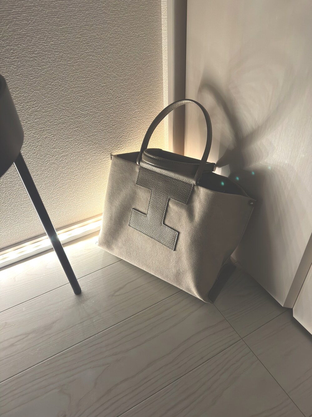 ベージュ系のバッグ、ブラック系のニット/セーター、ゴールド系の腕時計を着用したレディースの冬コーディネートの3枚目の写真