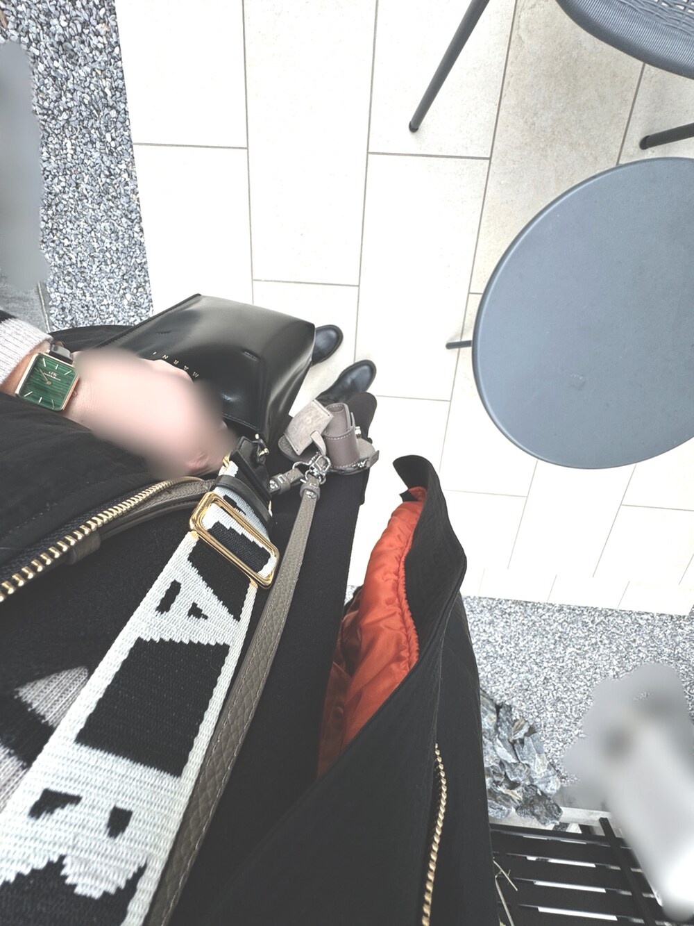 ベージュ系のショルダーバッグ、ブラック系のブーツ、ブラック系のショルダーバッグを着用したレディースの冬コーディネートの2枚目の写真