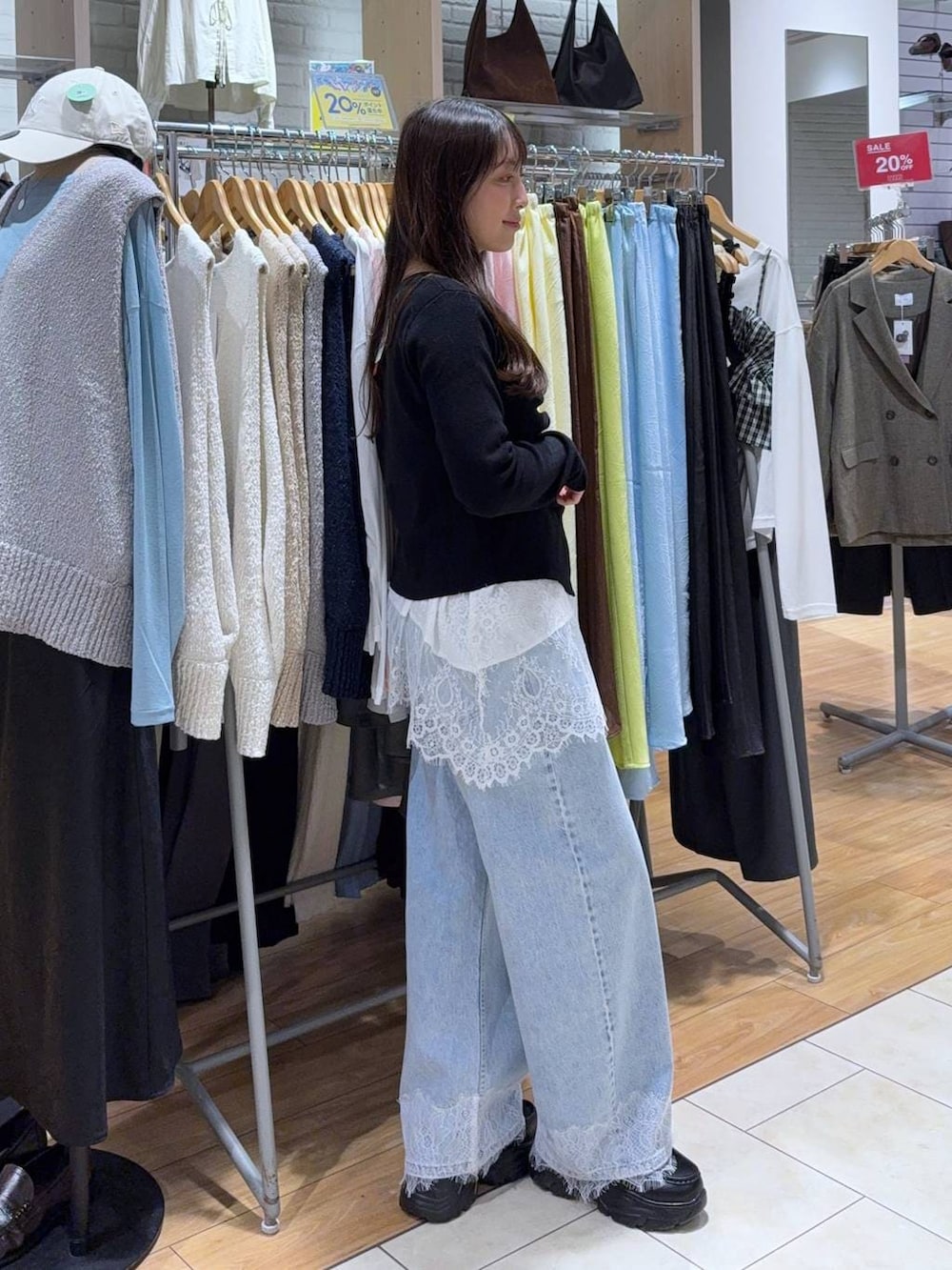 ブルー系のデニムパンツ、ブラック系のローファー、ブラック系のカーディガン/ボレロを着用したレディースの春コーディネートの4枚目の写真