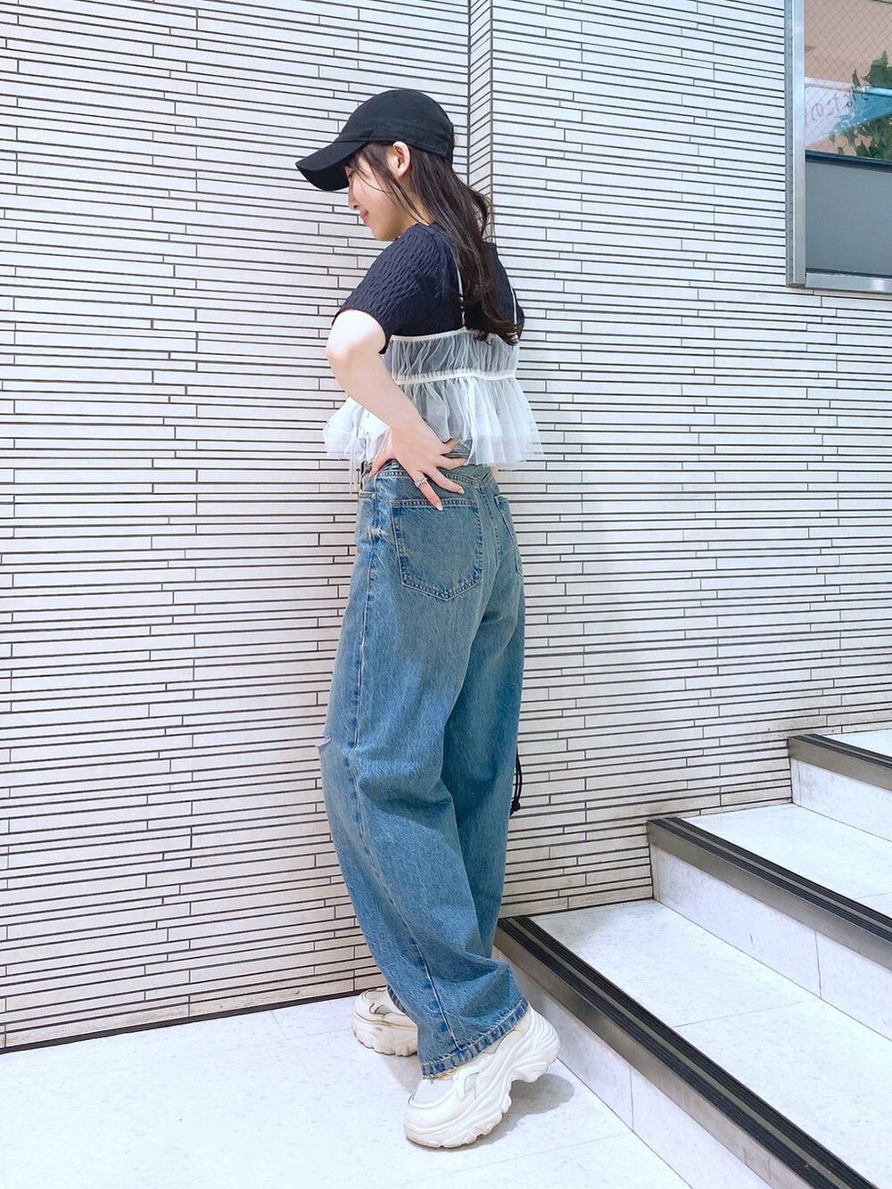 「低身長、ベーシック/シンプル、きれいめ、LOWRYS FARM、カジュアル、デニムパンツ、キャップ、キャミソール、ローリーズスタイル_LOWRYS FARM、春コーデ、夏コーデ」|「LOWRYS FARMのスタッズキンチャクショルダー 109910(ショルダーバッグ、ブラック系)」を使った、るりこさん(レディース・154cm)の春コーディネートの3枚目の写真