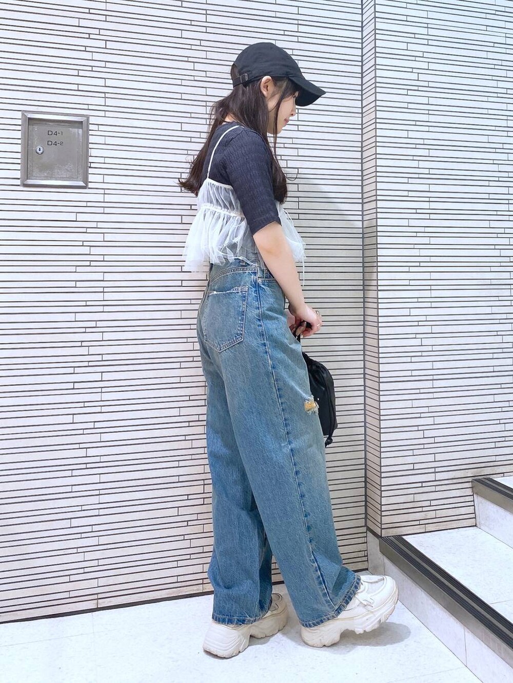 「低身長、ベーシック/シンプル、きれいめ、LOWRYS FARM、カジュアル、デニムパンツ、キャップ、キャミソール、ローリーズスタイル_LOWRYS FARM、春コーデ、夏コーデ」|「LOWRYS FARMのスタッズキンチャクショルダー 109910(ショルダーバッグ、ブラック系)」を使った、るりこさん(レディース・154cm)の春コーディネートの2枚目の写真