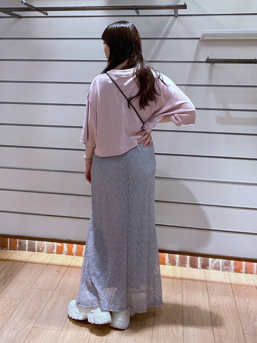 ピンク系のTシャツ/カットソー、グレー系のスカート、ブラック系のショルダーバッグを着用したレディースの夏コーディネートの4枚目の写真