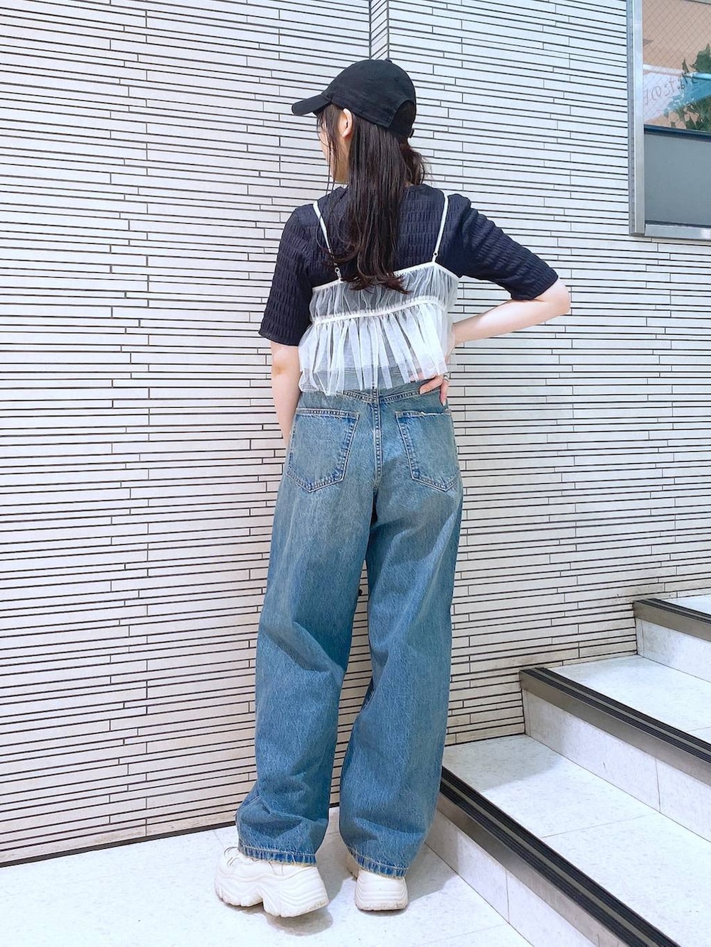 「低身長、ベーシック/シンプル、きれいめ、LOWRYS FARM、カジュアル、デニムパンツ、キャップ、キャミソール、ローリーズスタイル_LOWRYS FARM、春コーデ、夏コーデ」|「LOWRYS FARMのスタッズキンチャクショルダー 109910(ショルダーバッグ、ブラック系)」を使った、るりこさん(レディース・154cm)の春コーディネートの4枚目の写真