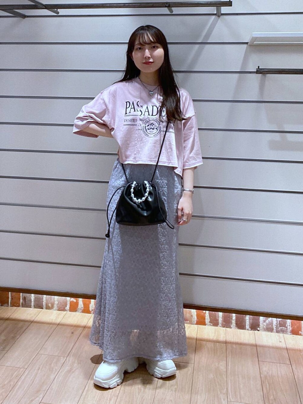 ピンク系のTシャツ/カットソー、グレー系のスカート、ブラック系のショルダーバッグを着用したレディースの夏コーディネートの2枚目の写真