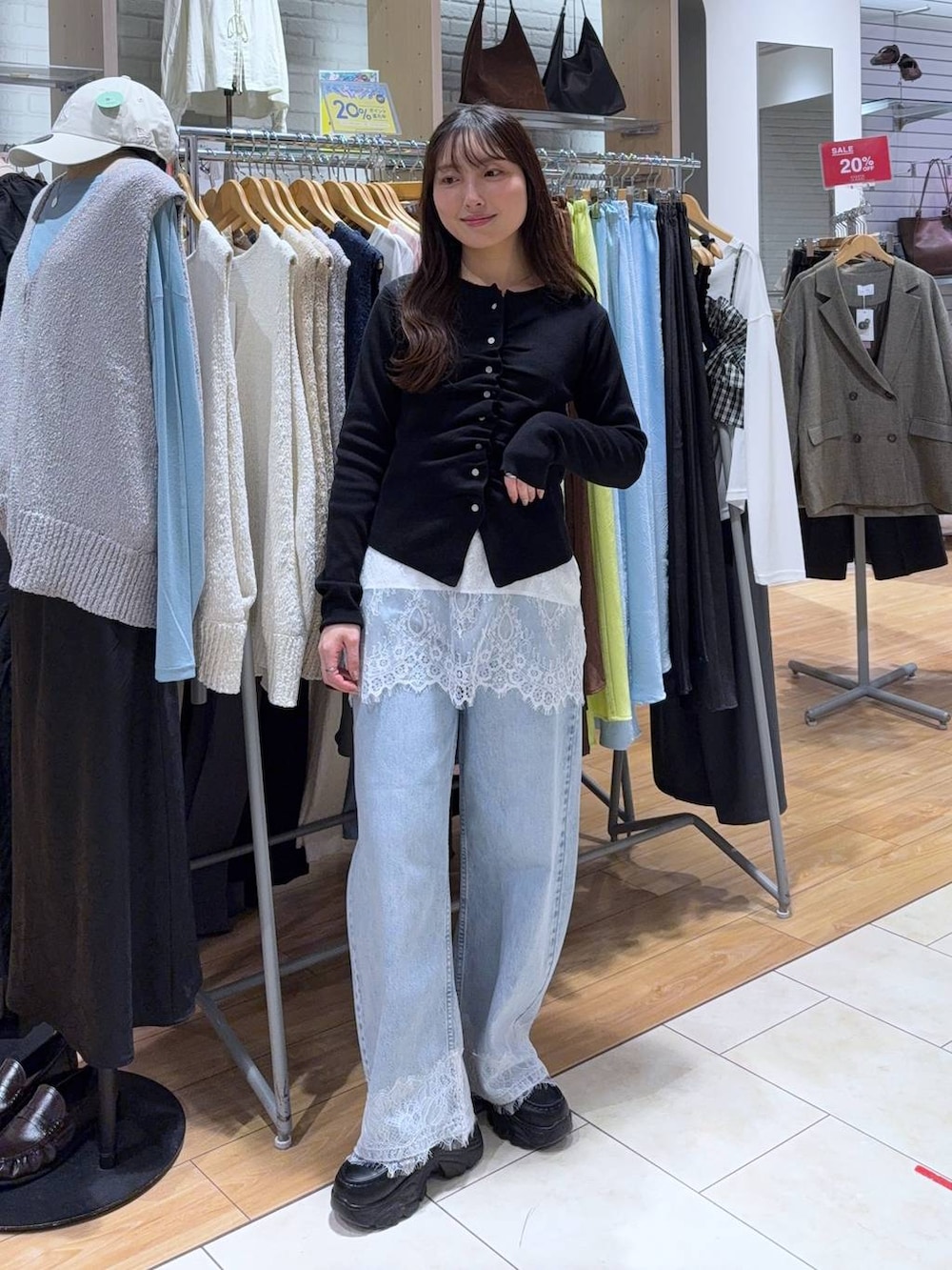 ブルー系のデニムパンツ、ブラック系のローファー、ブラック系のカーディガン/ボレロを着用したレディースの春コーディネートの2枚目の写真