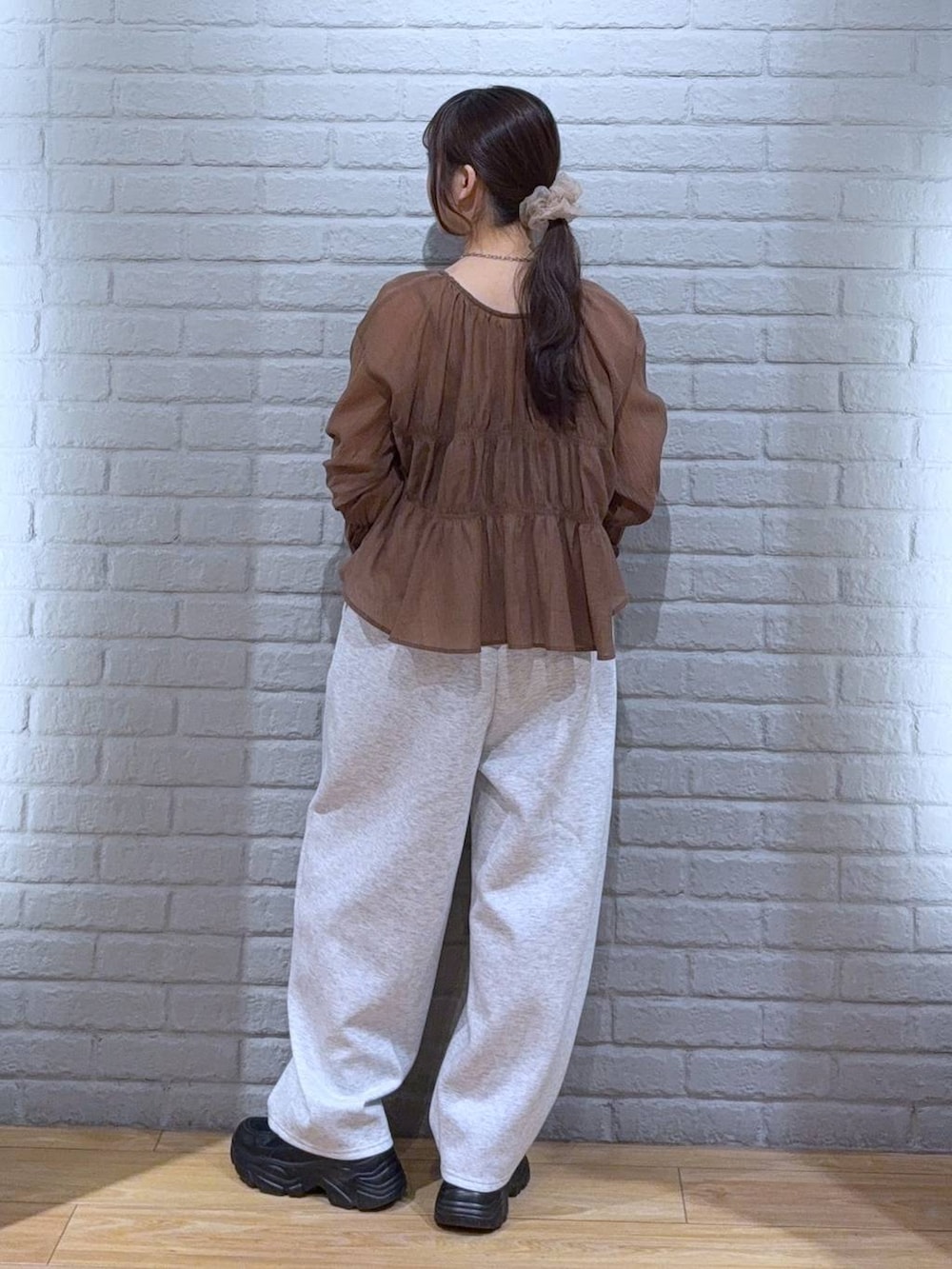 ブラック系のショルダーバッグ、ブラウン系のシャツ/ブラウス、グレー系のスウェットパンツを着用したレディースの春コーディネートの5枚目の写真