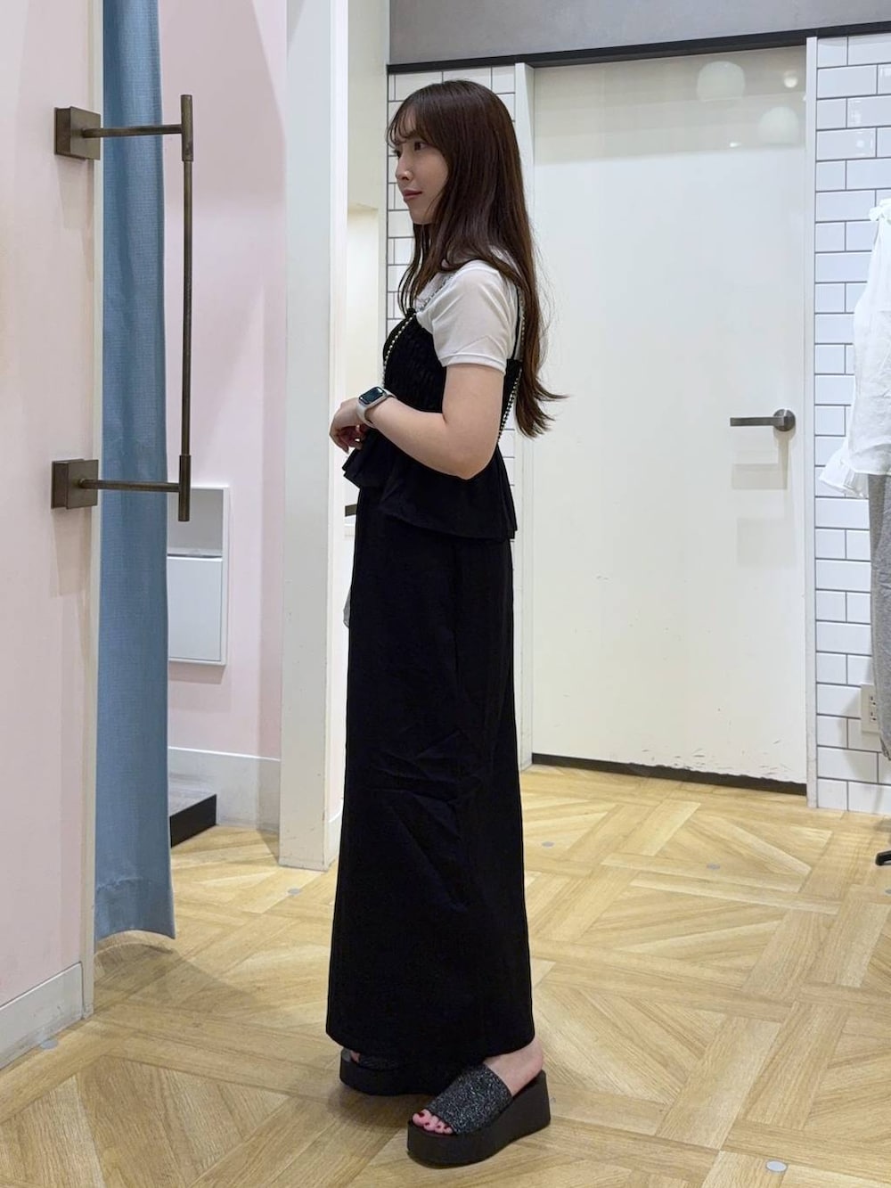 シルバー系のショルダーバッグ、ブラック系のスカート、ホワイト系のTシャツ/カットソーを着用したレディースの秋コーディネートの4枚目の写真