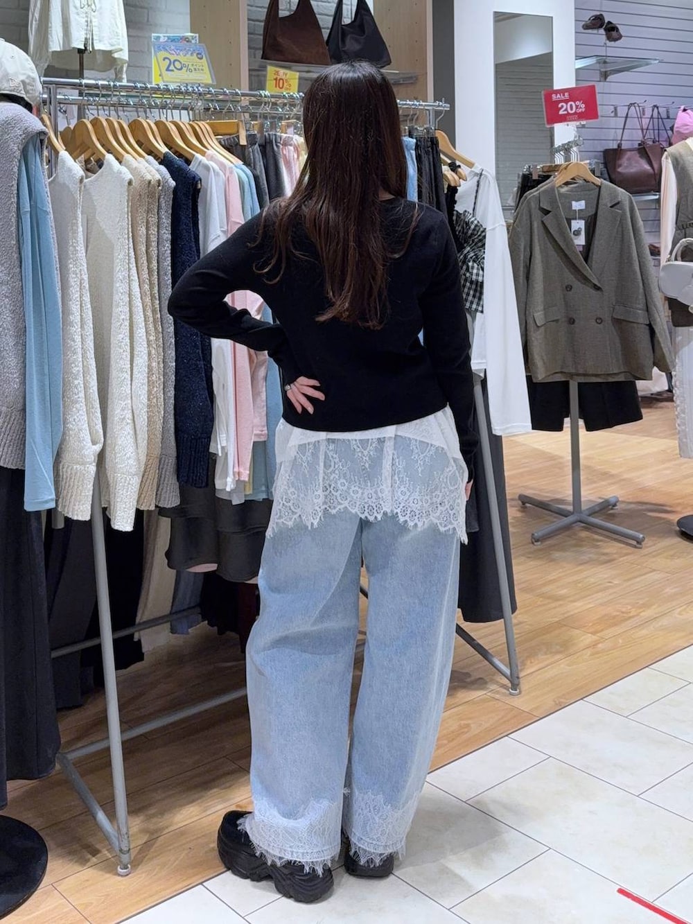 ブルー系のデニムパンツ、ブラック系のローファー、ブラック系のカーディガン/ボレロを着用したレディースの春コーディネートの5枚目の写真